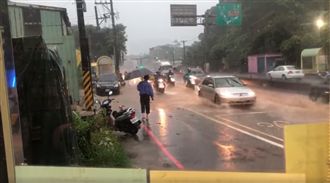 淡水淹水路變河　網友：要來抓魚嗎？