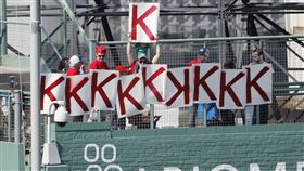 ▲紅襪球迷幫塞爾計算三振數。（圖／美聯社／達志影像）