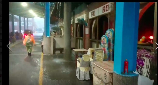 暴雨襲北台／竹殯儀館臨時牌位區漏水