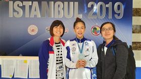 ▲文姿云（中）空手道土耳其站再摘銀。（圖／翻攝自文姿云臉書）