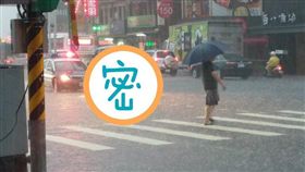 暴雨襲北台／萬屎奔騰！淡水竹圍驚爆「糞水」淹上街臭翻天（圖／翻攝自細說淡水臉書）