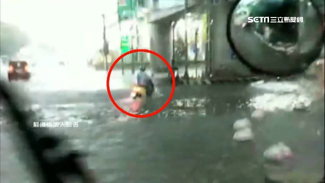 大園多路段水淹過輪胎　騎士冒險騎過