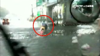 大園多路段水淹過輪胎　騎士冒險騎過