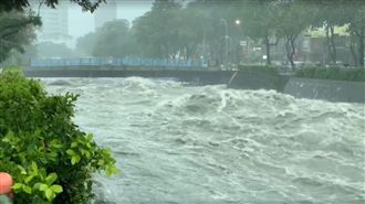 暴雨襲全台／麻園頭溪「浪奔浪流」！