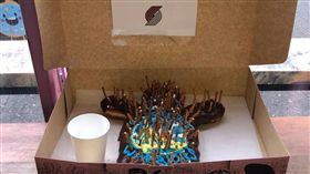 NBA／勇士慘了？遭名店下巫毒魔法
NBA,季後賽,金州勇士,波特蘭拓荒者,巫毒甜甜圈,Voodoo Doughnut
翻攝自推特