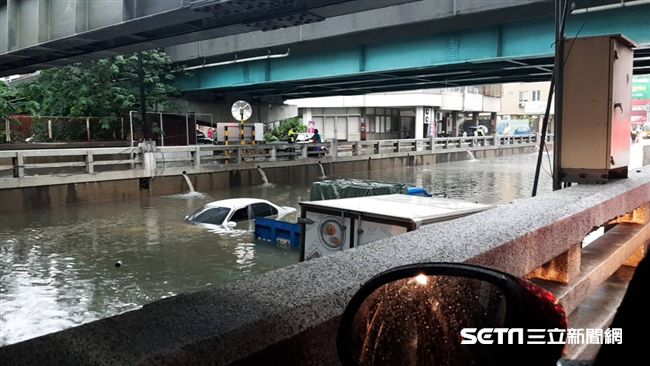 雨彈襲台中！林森路地下道多車險滅頂
