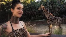 美國女子Sydney自願當長頸族。(圖/翻攝自人生勝利組Life victory group YouTube)