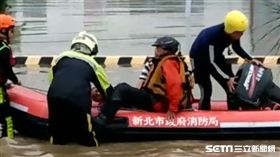 五股疏洪道秒變疏洪池 停車場車輛全淹