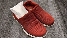 濕鞋用衛生棉吸乾  圖／記者許書萓攝影