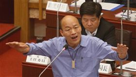 韓國瑜表態參選總統態度（1）對於參選總統態度一事，高雄市長韓國瑜（前）20日在議會答詢表示，當總統或國家領導人無法幫助年輕人打造好的環境，「當離開世界時是羞恥、不光榮的」；並表示他有使命感。中央社記者董俊志攝　108年5月20日