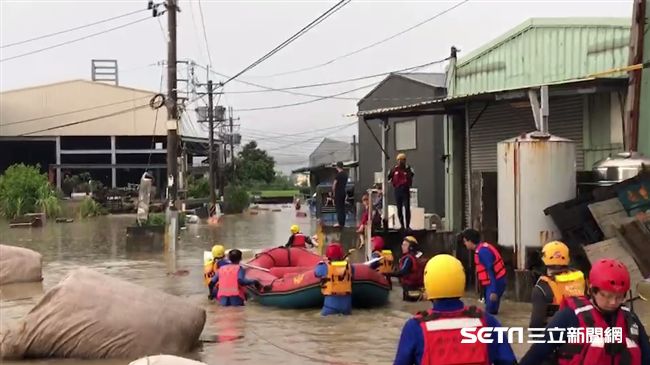 台中水淹1人高　警消出動橡皮艇救人