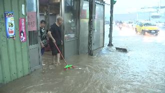 暴雨襲北台！八里店家：我家有瀑布…