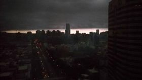 高雄「世界末日」照曝光！他拍到「雷雲吞沒市區」　網傻:突然變超黑(圖/翻攝自爆廢公社)