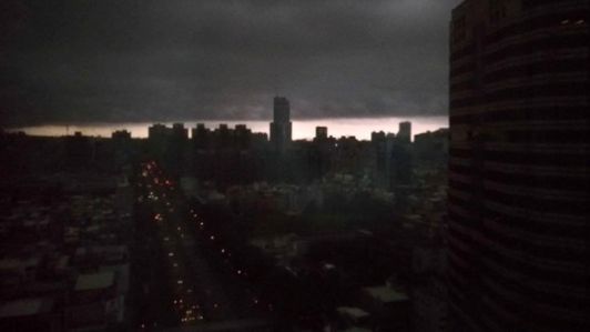遭雷雲吞沒！高雄「世界末日」照曝光