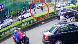 茶館槍擊命案　2嫌變裝現身北車