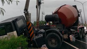 疑天雨路滑　台南混凝土車撞斷電線桿台南市20日下起大雷雨，南區一輛預拌混凝土車疑因天雨路滑，失控撞斷路旁電線桿。（翻攝相片）中央社記者張榮祥台南傳真　108年5月20日