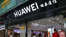 遭谷歌中止合作　華為向市場信心喊話面對谷歌中止部分合作業務，華為20日下午對外表示，華為產品和服務在中國市場不受影響，但由於谷歌旗下相關應用在中國早就被封鎖，這樣的聲明內容明顯流於對內的信心喊話。圖為重慶一家華為門市。（資料照片）中央社記者陳家倫北京傳真　108年5月20日