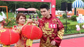 苗栗桐花婚禮 66對新人互許終身菲律賓籍新娘RINA和來自台北的新郎詹育麟，原本是師生關係，進而相識、相戀，詹育麟對RINA說「我會永遠對妳好」，為桐花婚禮增添跨國界的甜蜜滋味。中央社記者管瑞平攝　108年4月21日