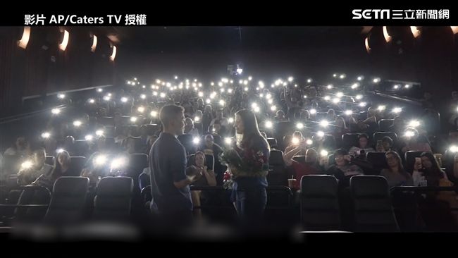 《復仇者》神助攻！男電影院求婚成功