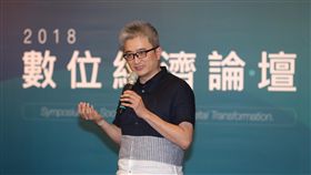 杜奕瑾出席2018數位經濟論壇台灣人工智慧實驗室創辦人、PTT之父杜奕瑾25日在台北出席美國在台協會（AIT）主辦的「2018數位經濟論壇–數位時代的社會變遷」時表示，台灣將進入第3個AIoT時代，並認為台灣處在非常好的位置，有一流軟體人才，也有開放的思想、論壇和行動力。中央社記者張皓安攝　107年6月25日