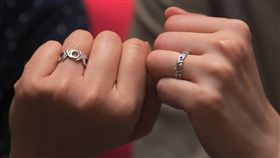 台灣同婚合法化　女同志伴侶期待登記結婚女同志伴侶Connie和皮皮情牽22年，持續尋求各界認同，包含2014年到同性婚姻已合法化的加拿大結婚，以及2015年在新北市辦理同性婚姻註記等，如今台灣同婚專法正式通過，她們也預計在24日辦理結婚登記。中央社記者孫仲達攝  108年5月17日