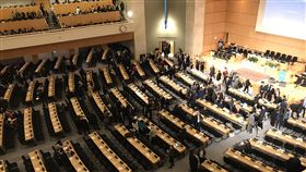 世界衛生大會（WHA）場內第72屆世界衛生大會20日上午開幕，將先選舉大會主席及主要委員會主席，接著進行總務委員會閉門會議，會中將處理友邦所提的邀請台灣以觀察員身分參與WHA一案是否納入議程。中央社記者唐佩君攝 108年5月20日