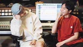 吳青峰李宇春合作新單曲作為怪物歌手吳青峰（右）、李宇春（左）曾在節目「明日之子2」中共同擔任導師，彼此不斷圍繞音樂作品交流，並首度合作推出新單曲「作為怪物」。（環球音樂提供）中央社記者江佩凌傳真  108年5月20日