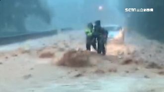 員警暴雨涉險　背騎士脫困驚人土石流