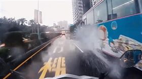 暴雨騎士唱我要夏天！慘遭公車射滿臉（圖／翻攝自A BS YouTube）