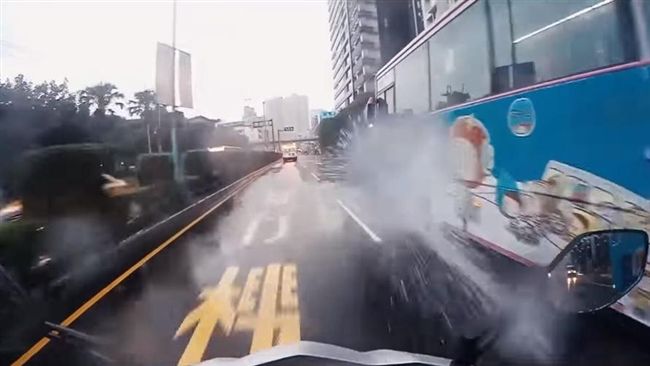 暴雨騎士唱我要夏天！慘遭公車射滿臉