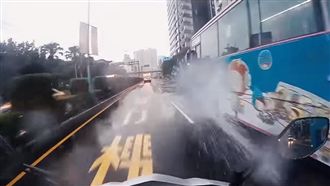 暴雨騎士唱我要夏天！慘遭公車射滿臉