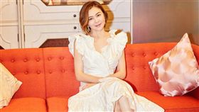 關之琳　進軍時裝界，創個人品牌。微博