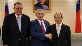 美國台商會會長韓伯儒陪同美國國防部前副部長伍佛維茲與美國陸軍前副參謀長金約翰於今（21）日到立法院拜會王金平，王金平辦公室提供