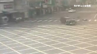 父子騎重機雙載　遭紅燈左轉轎車撞飛