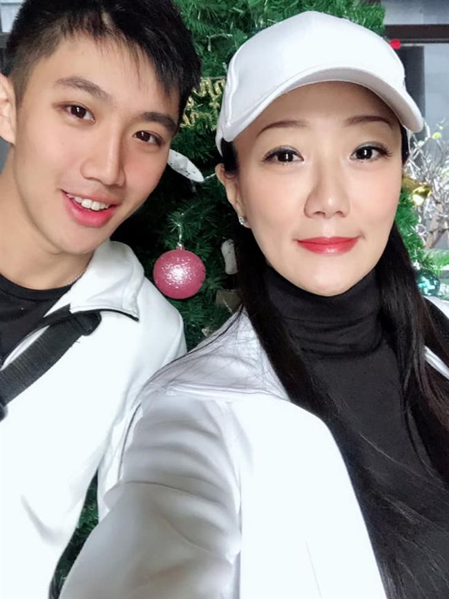 馬如龍女兒Vivian(黃詠淇)曾悲傷曬出兒子黃博鈞合照。(圖/翻攝自馬如龍女兒Vivian臉書)