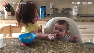 小女孩化身小媽媽　細心照料弟弟