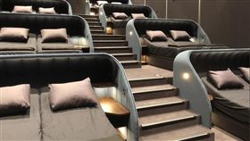 花1500元躺床看電影！業者保證播放完「一定做這件事」
。（圖／取自Jérôme Brunner‏ 推特）