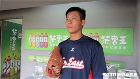 ▲遠東科大左投魏碩成到統一獅餵球。（圖／記者蕭保祥攝影）