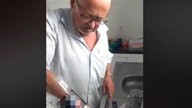 ▲國外一名爺爺為了在煎肉排時不讓熱油燙手，自製「萬能保護罩」引網友熱議。（圖／翻攝自開伙臉書粉絲團）