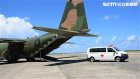 海巡署「南援四號」演練包含空軍運輸機載送救護車前往南沙群島執行任務（翻攝畫面）
