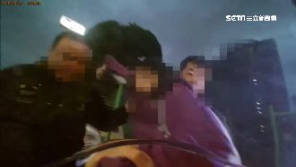 滑手機摔8米坑　工人即刻救援女學生