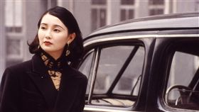 重現阮玲玉風華　張曼玉剃眉穿高領旗袍特訓由張曼玉主演的「阮玲玉」將於24日重返大銀幕，為了重現1930年代影星阮玲玉風華，張曼玉（圖）除了在開拍前特別穿高領旗袍特訓，還剃出修長眉型。（甲上娛樂提供）中央社記者洪健倫傳真　108年5月21日