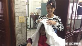 勇敢女童章菀庭照顧癱母／雲林家扶中心提供