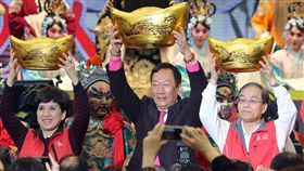 郭台銘傳交棒黃秋蓮鴻海董事長郭台銘（中）表態投入國民黨總統初選，鴻海內部高層接班態勢漸明朗，傳郭台銘將退居第二線，仍位居集團總裁，鴻海新任董事長規劃由財務重臣黃秋蓮（左）擔任，總經理另請專業經理人。（資料照片）中央社記者郭日曉攝  108年5月6日