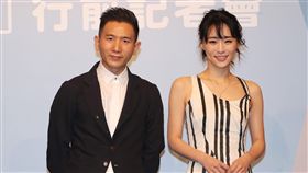 2019法國坎城影展　灼人秘密入圍（2）導演趙德胤（左）新作「灼人秘密」入圍坎城影展「一種注目」單元，他2日偕片中女主角、編劇吳可熙（右）及劇組成員出席2019年法國坎城影展行前記者會。中央社記者張皓安攝　108年5月2日