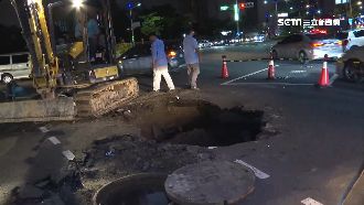 家用汙水管損壞害路塌　騎士摔車犁田