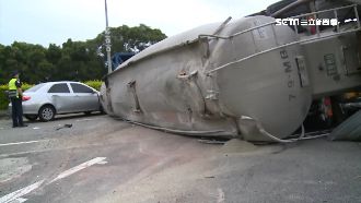 槽車90度自撞翻覆！汽機車追撞遭殃