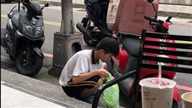 國中生,菸蒂,撿垃圾,台中,溫暖,無名英雄
https://www.facebook.com/photo.php?fbid=2264874896924294&set=pcb.2295086883971278&type=3&theater&ifg=1