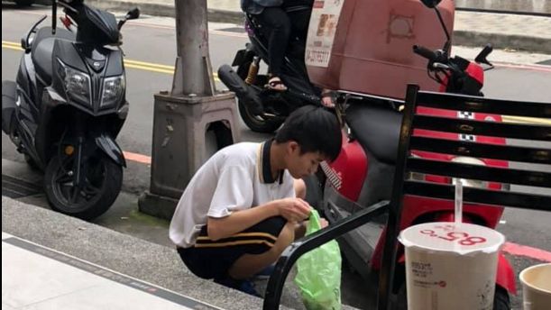 國中生自發蹲地撿菸蒂　網：無名英雄