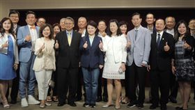 海外僑務委員參訪　盧秀燕介紹台中投資環境多位海外僑務委員20日拜會台中市政府，市長盧秀燕（前左5）除表示歡迎外，也介紹台中市的投資環境，希望台商回流的第一選擇是台中。中央社記者郝雪卿攝　108年5月20日